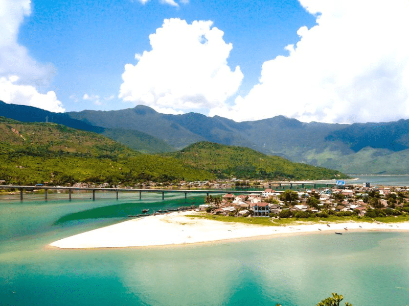 Bãi biển Lăng Cô
